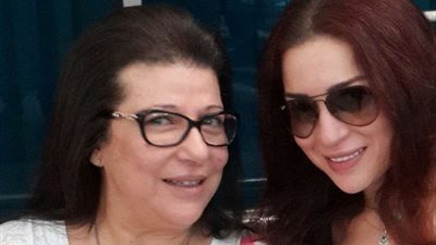 غياب مي عز الدين عن جنازة والدتها وابرز الحضور. صور