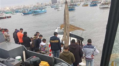 بسبب حالة الطقس السىء .. غرق مركب بحري بالإسكندرية .