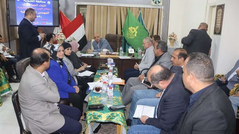 محافظ القليوبية يستمع