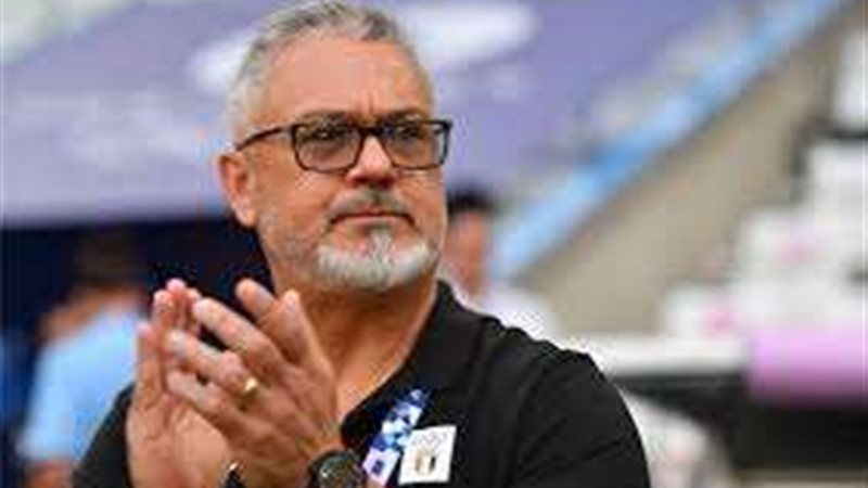 ميكالى مدرب منتخب