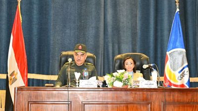 محافظ البحيرة تعقد إجتماعا موسعا بمجمع دمنهور الثقافي