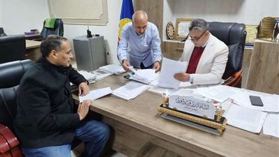 مراجعة واعتماد عقود املاك الدولة لطلبات التقنين بمركز أبوالمطامير