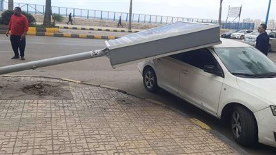 بسبب سوء الطقس .. سقوط لوحة إعلانية علي سيارة بالإسكندرية .