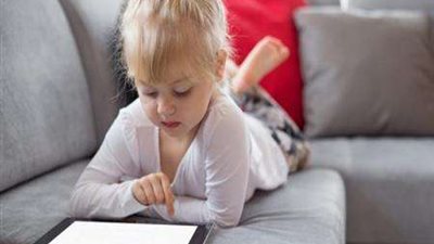 الهواتف الذكية تسرق طفولتهم .. احذري هذه المخاطر!