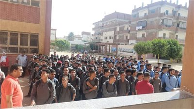 الدماء غطت كل جسده.. طالب يطعن زميله في مدرسة بالإسكندرية بعد وصلة مزاح