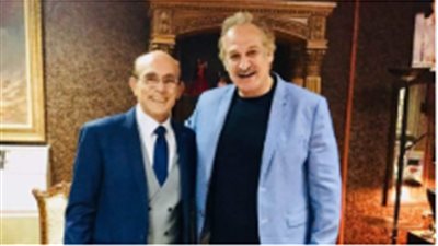 محمد صبحي يقف بجانب صديقه المخرج عمر زهران: 