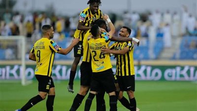 الاتحاد يتصدر دوري روشن بعد رباعيته أمام الاتفاق