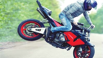 بنات آخر زمن.. التحقيق مع فتاة لقيامها بأداء حركات استعراضية على موتوسيكل.