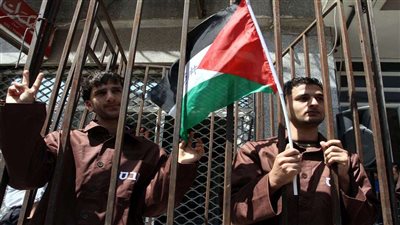 ناشط فلسطيني يكشف تفاصيل مثيرة عن مصير أسرى الاحتلال في غزة