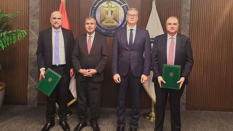 وزير البترول ونظيرة