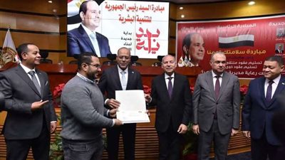 يالصور.. وزير العمل يُسلم عقود عمل لذوي الهمم