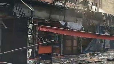 ماس كهربائي يسبب حريق يلتهم أكشاك الباعة الجائلين بمنطقة السبع بنات بالمنشية