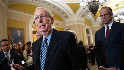 ماكونيل يشيد بجونسون خلف الأبواب المغلقة.. رسالة ثقة لرئيس مجلس النواب الجديد