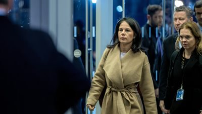 وزيرة الخارجية الألمانية : نرفض استبعاد إرسال جنود إلى أوكرانيا