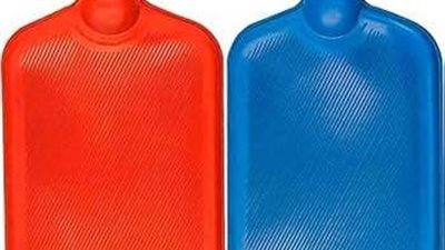 زجاجات الماء الساخن.. وسيلة شائعة للتدفئة لكنها تحمل مخاطر صحية خطيرة