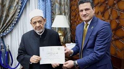 الإمام الأكبر يُكرم مركز الأزهر للفتوى الإلكترونية لفوزه بجائزة التميز الحكومي العربي