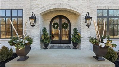 9 طرق لزيادة جاذبية واجهة المنزل في الشتاء.. تعرف عليهم