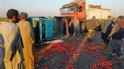 زحام مروري إثر انقلاب سيارة محملة بالطماطم فى اتجاه ميدان الرماية