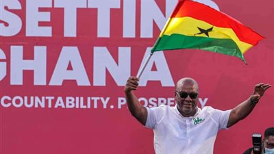 ماهاما يعود لرئاسة غانا وسط أزمة اقتصادية تهز البلاد