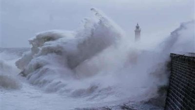 العاصفة داراج تضرب بريطانيا.. رياح مدمرة وتحذيرات من اضطرابات متواصلة