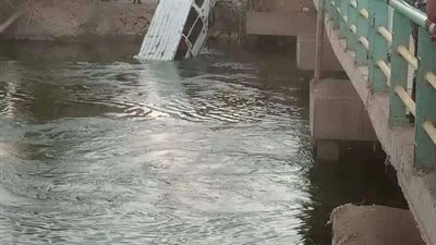 سقوط ميكروباص محمل بالركاب في الترعة الإبراهيمية بأسيوط