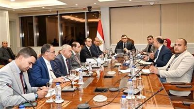 وزير الإسكان يتابع الموقف التنفيذي لمشروع تطوير 