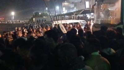 انتشال سيارة ميكروباص سقطت في الترعة الإبراهيمية بأسيوط وعلى متنها الركاب