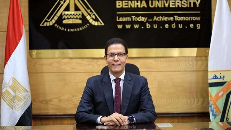 رئيس جامعة بنها يتلقى