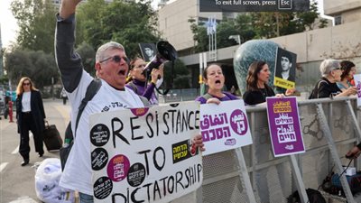 نتنياهو في قفص الاتهام.. محاكمة تاريخية تشعل احتجاجات في تل أبيب