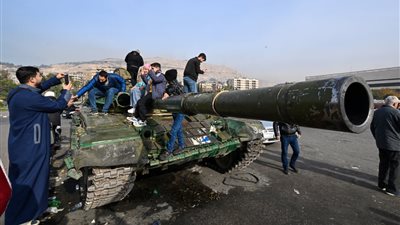 الجارديان: إسرائيل تُنفذ ضربات جوية في دمشق وتضرب استقرار العاصمة السورية