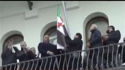 رفع العلم السوري الجديد فوق مبني السفارة السورية الروسية موسكو