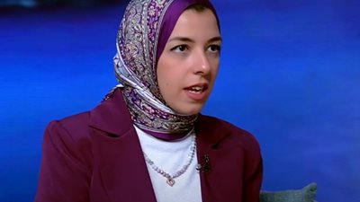 ابتكار جديد.. مدرس مساعد بكلية الزراعة تتخلص من البلاستك بدودة الشمع