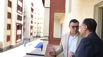 بالصور.. مدبولي يُسلم عددا من عقود الوحدات السكنية ببورسعيد