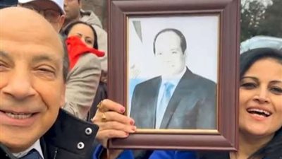 بالصور.. أعضاء الجالية المصرية بأيرلندا يحتشدون أمام مقر إقامة السيسي