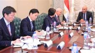 وزير التعليم يناقش مع نائبة 