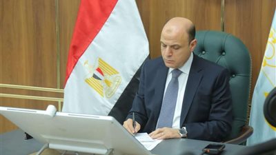 محافظ كفرالشيخ يتابع أعمال رصف طريق المرور بقلين بتكلفة 4 ملايين جنيه