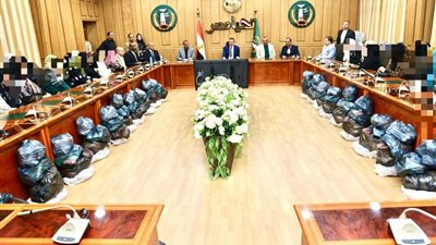 تسليم مساعدات مالية ومواد غذائية لأكثر من 200 حالة إنسانية بالمنوفية ( صور )