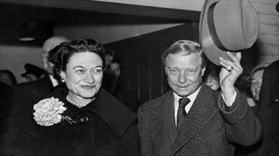 أشهر قصص الملوك والأمراء الذين تركوا الحكم من أجل الحُب