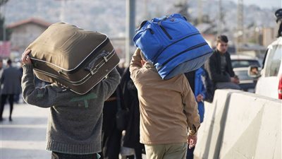 عودة الآلاف من النازحين السوريين إلى أراضيهم عبر معبر المصنع