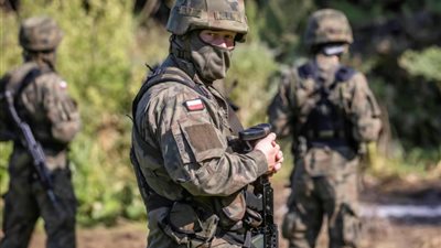 ماكرون وتوسك يناقشان نشر قوة سلام دولية لإنهاء الأزمة الأوكرانية