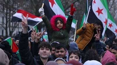 السوريون في أوروبا بين فرحة سقوط الأسد وضغوط العودة إلى وطنهم المدمر
