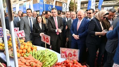 محافظ البحيرة ووزير التموين والتجارة الداخلية يتفقدان سيارات الخريجين لتوفير السلع الغذائية بأسعار مخفضة