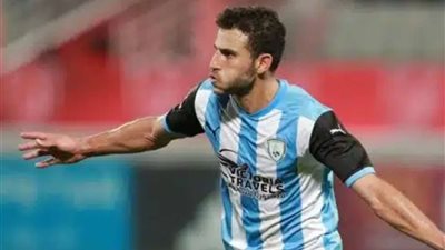 حمدي فتحي يغادر أرضية الملعب بعد تعرضه لإصابة قوية في الرأس