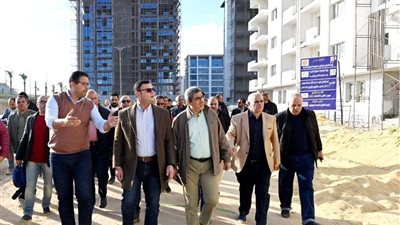 وزير الإسكان يتفقد اللمسات النهائية لأنظمة التشغيل بأبراج المنطقة الشاطئية