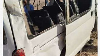 انقلاب ميكروباص بنجع حمادى مما أدى إلى إصابة 6 أشخاص.