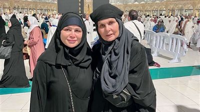 يسرا وإلهام شاهين يؤدون العمره|صور