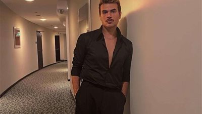 شعر أشقر و شارب.. الفنان سامو زين يفاجئ جمهوره بنيو لوك جديد