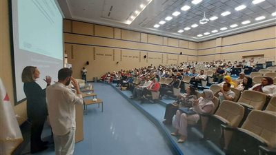 طلاب جامعة الجلالة يشاركون في ورشة عمل لتعزيز التصميم الشامل لذوي الاحتياجات الخاصة