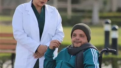 محمد هنيدي يقلق جمهوره بعد ظهوره على «كرسي متحرك» |اعرف القصة