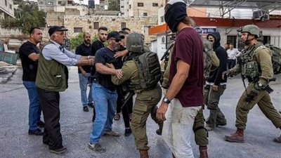 إسرائيل تعتقل 15 مدنيا فلسطينيا من الضفة الغربية